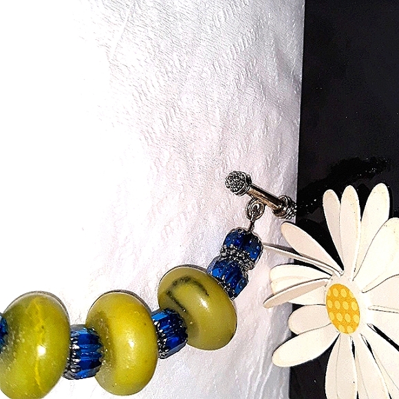 Bracelet Green stone European beads with sm blue crystals in between. RARE FIND - Picture 4 of 4